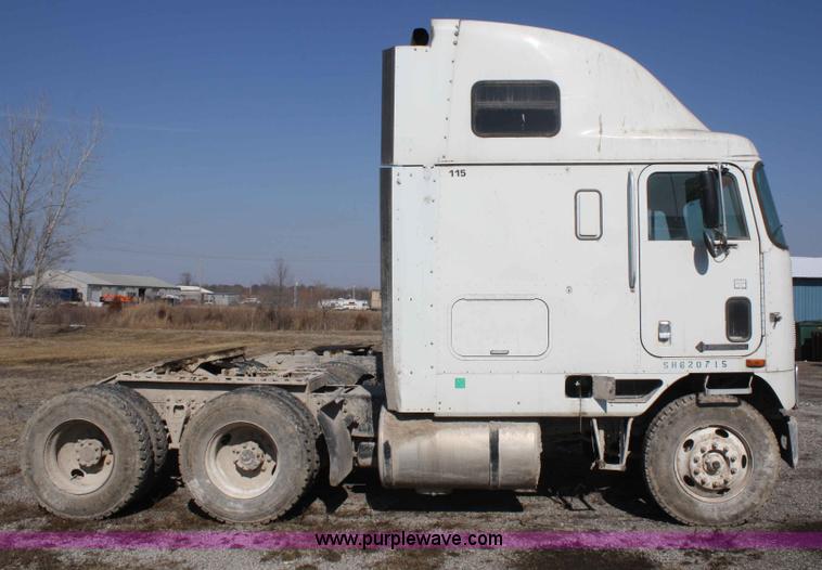 image for item A6978 1995 International 9600 semi truck