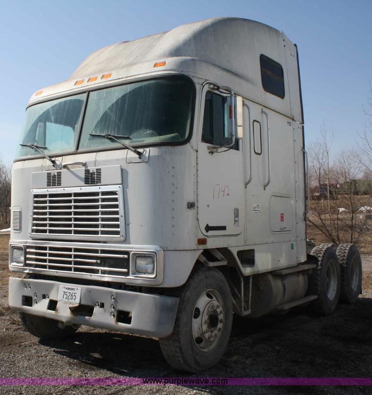 image for item A6978 1995 International 9600 semi truck