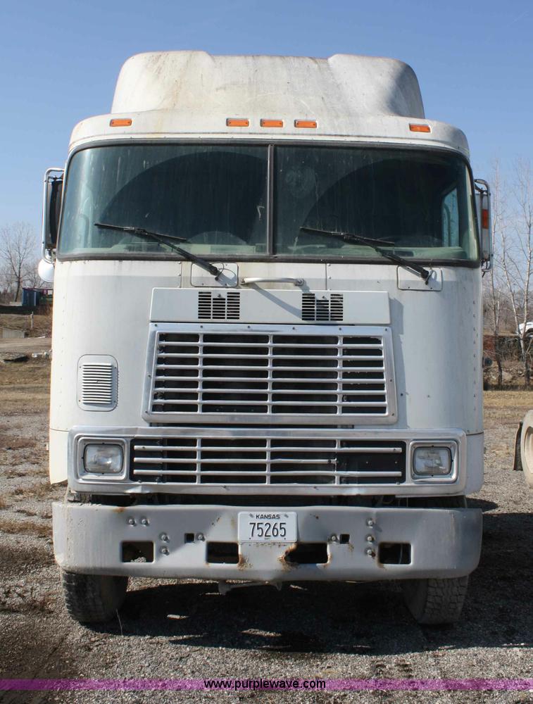 image for item A6978 1995 International 9600 semi truck
