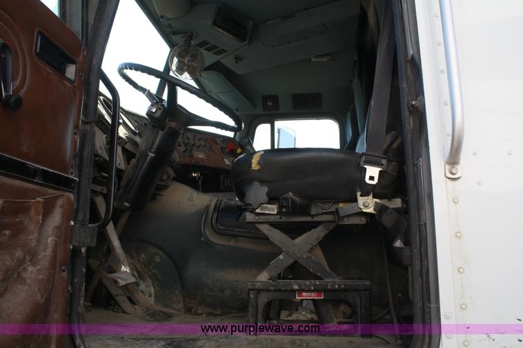 image for item A6978 1995 International 9600 semi truck