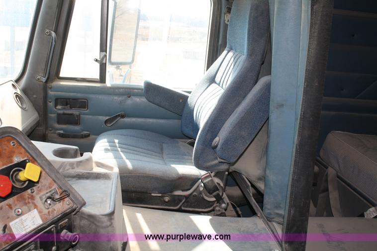 image for item A6978 1995 International 9600 semi truck