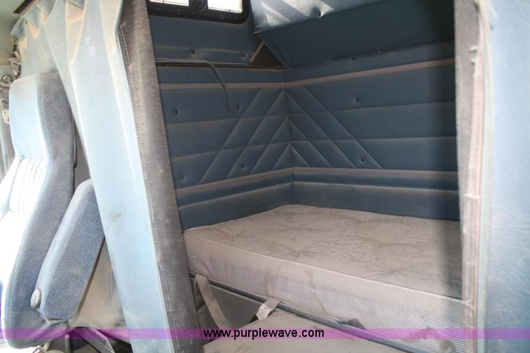 image for item A6978 1995 International 9600 semi truck