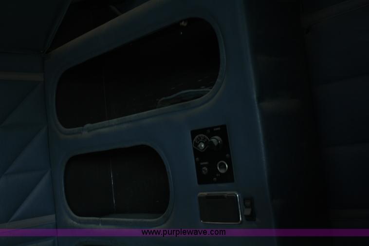 image for item A6978 1995 International 9600 semi truck