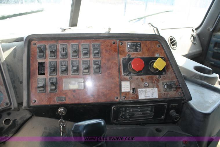 image for item A6978 1995 International 9600 semi truck