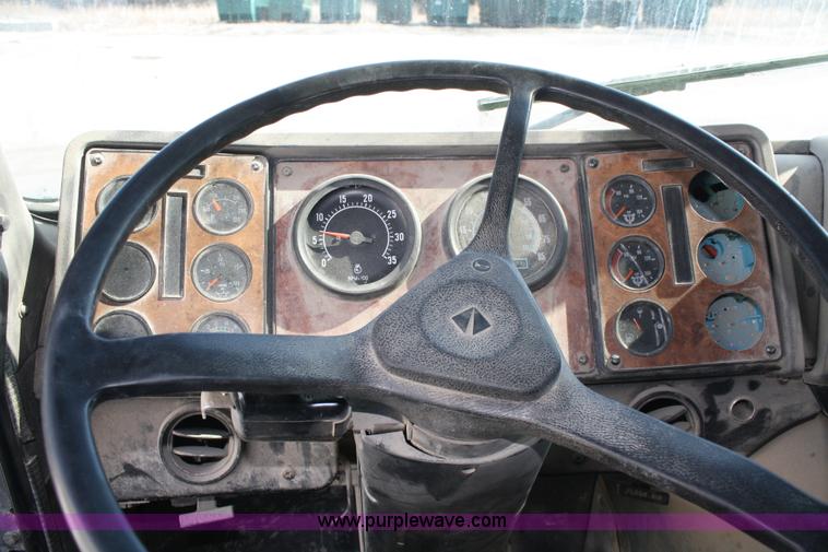 image for item A6978 1995 International 9600 semi truck