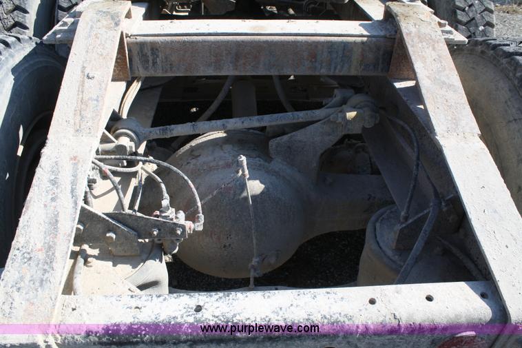 image for item A6978 1995 International 9600 semi truck