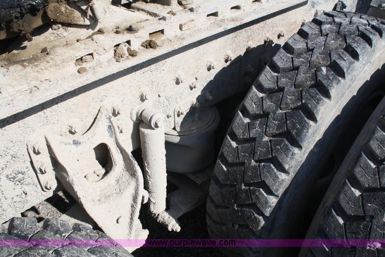 image for item A6978 1995 International 9600 semi truck