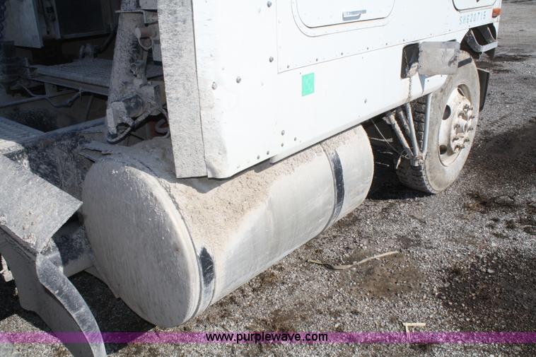 image for item A6978 1995 International 9600 semi truck