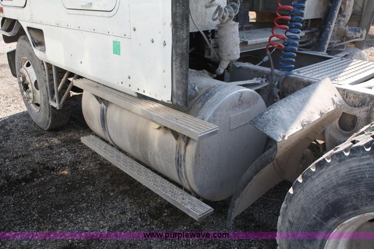 image for item A6978 1995 International 9600 semi truck