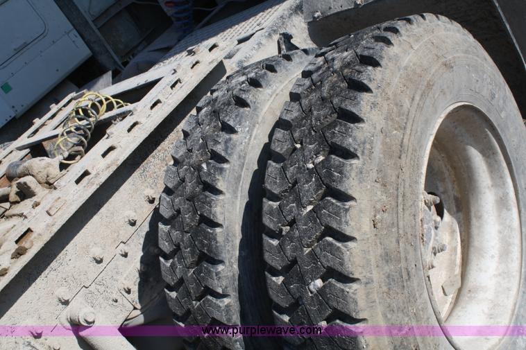 image for item A6978 1995 International 9600 semi truck