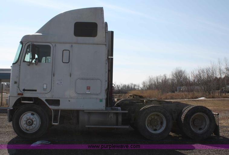 image for item A6979 1995 International 9600 semi truck