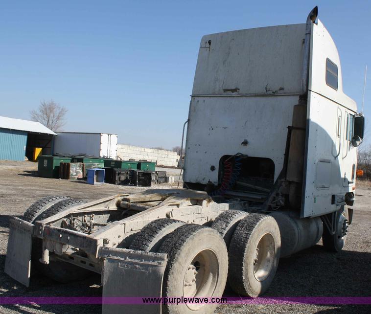 image for item A6979 1995 International 9600 semi truck