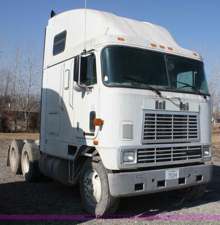 image for item A6979 1995 International 9600 semi truck