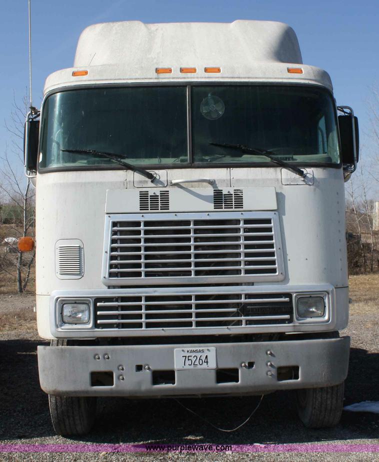 image for item A6979 1995 International 9600 semi truck