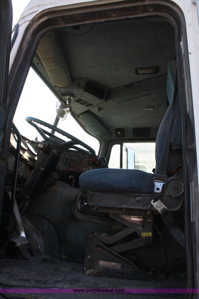 image for item A6979 1995 International 9600 semi truck