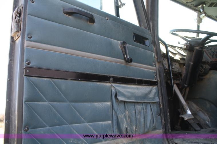 image for item A6979 1995 International 9600 semi truck