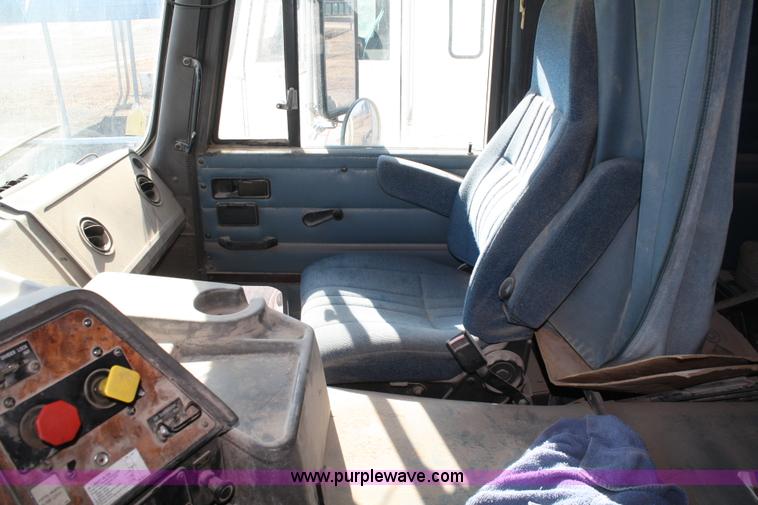 image for item A6979 1995 International 9600 semi truck