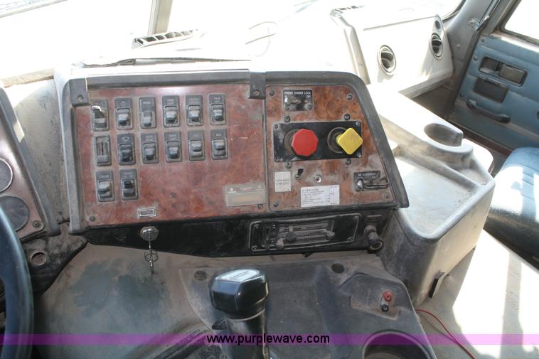 image for item A6979 1995 International 9600 semi truck