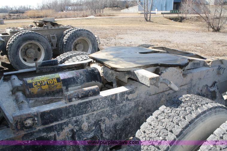 image for item A6979 1995 International 9600 semi truck