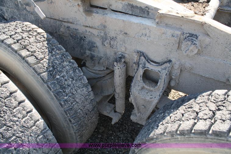 image for item A6979 1995 International 9600 semi truck