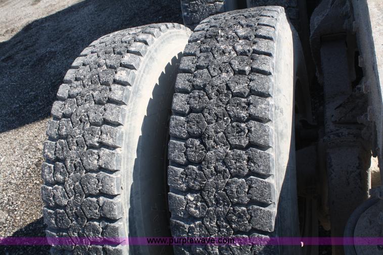 image for item A6979 1995 International 9600 semi truck