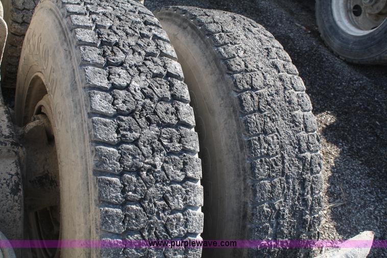 image for item A6979 1995 International 9600 semi truck