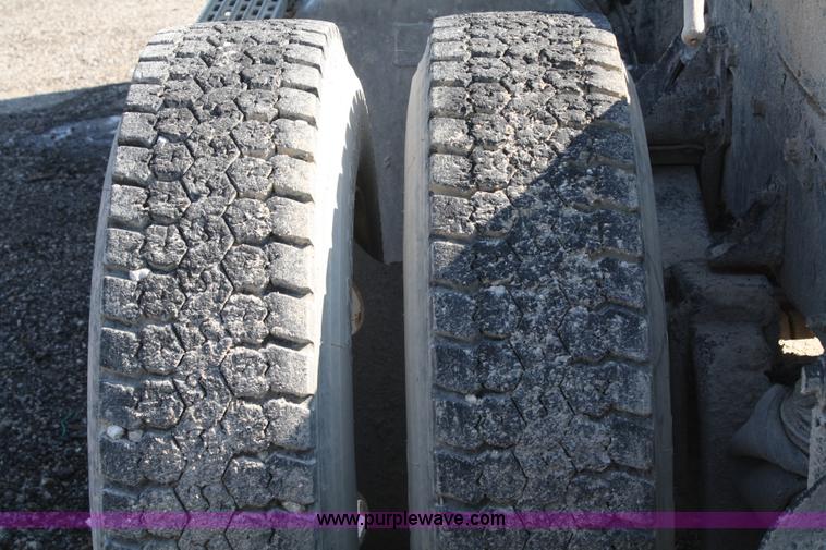 image for item A6979 1995 International 9600 semi truck