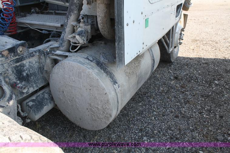 image for item A6979 1995 International 9600 semi truck