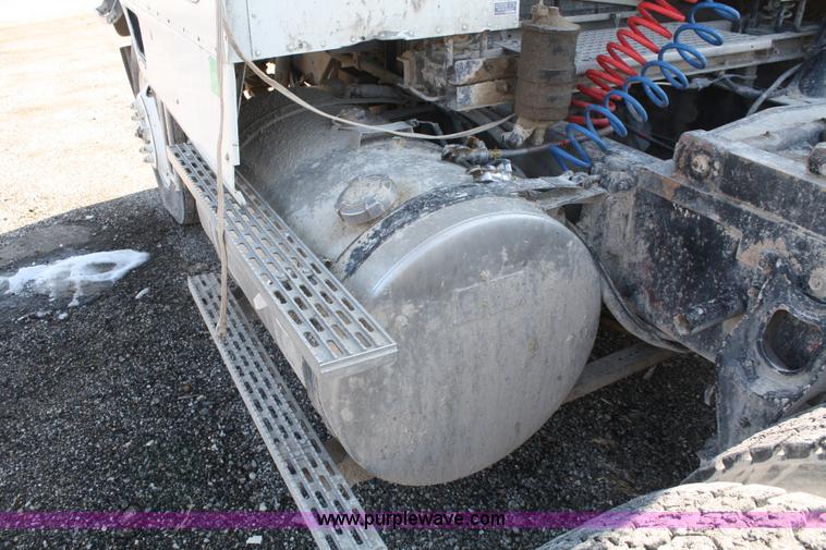 image for item A6979 1995 International 9600 semi truck