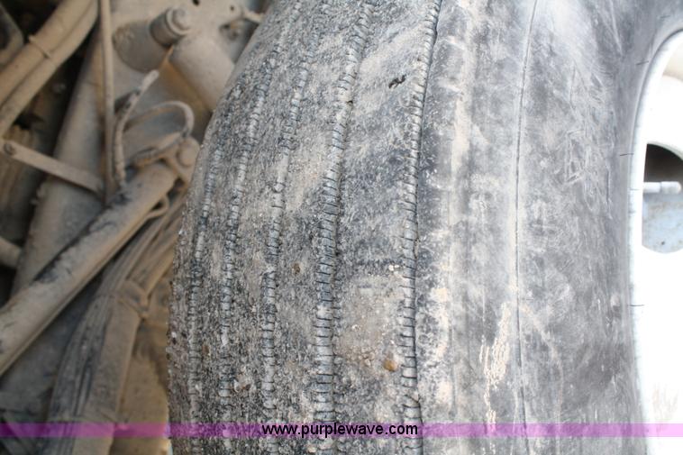 image for item A6979 1995 International 9600 semi truck