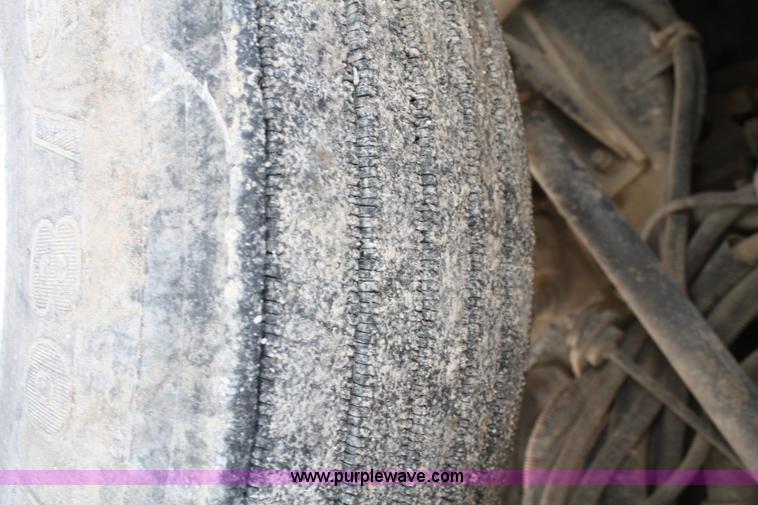 image for item A6979 1995 International 9600 semi truck