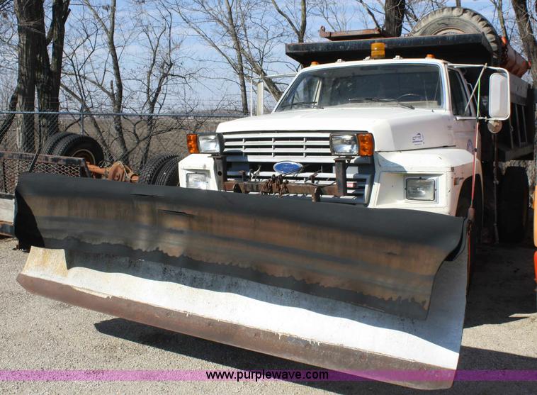 image for item A6981 1986 Ford F700 dump truck