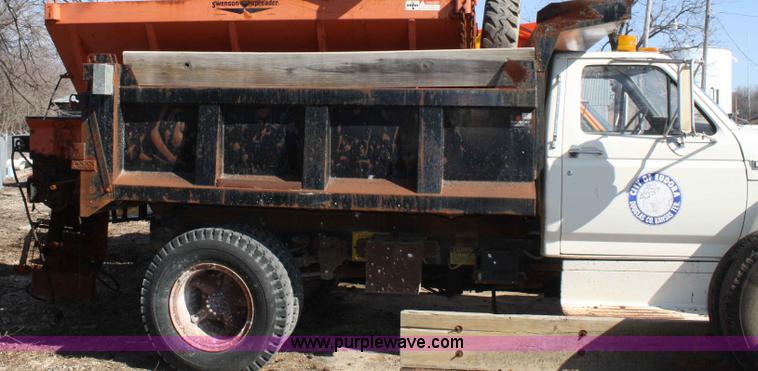 image for item A6981 1986 Ford F700 dump truck