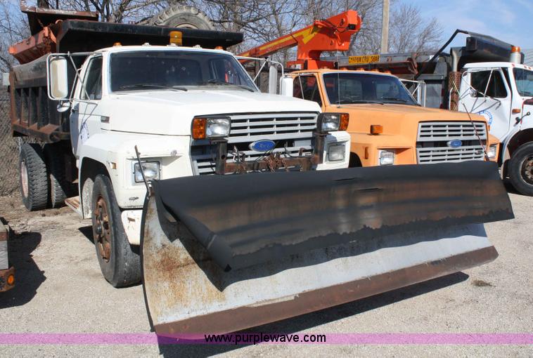 image for item A6981 1986 Ford F700 dump truck
