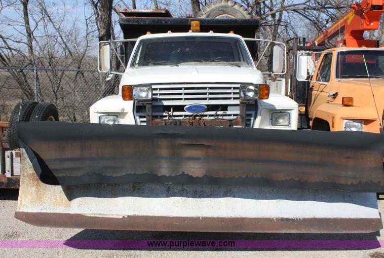 image for item A6981 1986 Ford F700 dump truck