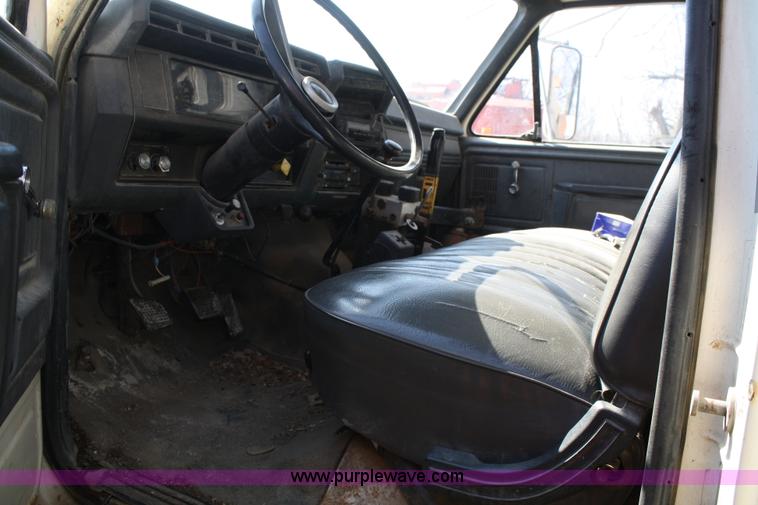 image for item A6981 1986 Ford F700 dump truck