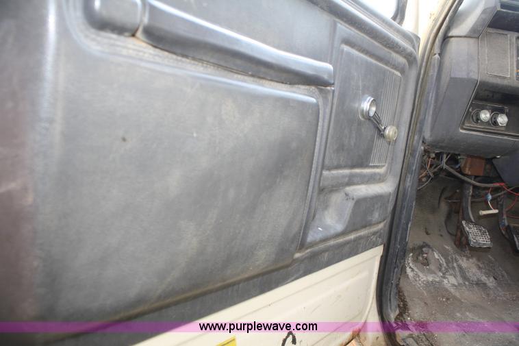 image for item A6981 1986 Ford F700 dump truck