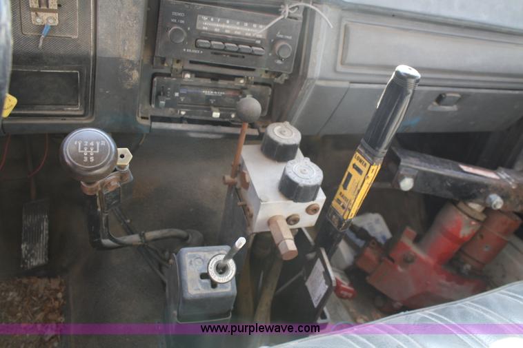 image for item A6981 1986 Ford F700 dump truck