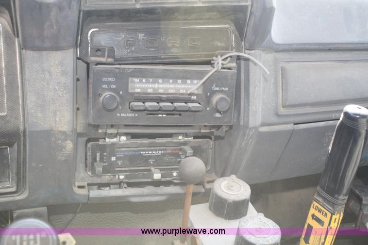 image for item A6981 1986 Ford F700 dump truck