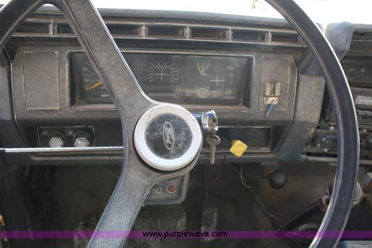 image for item A6981 1986 Ford F700 dump truck