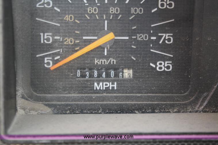 image for item A6981 1986 Ford F700 dump truck