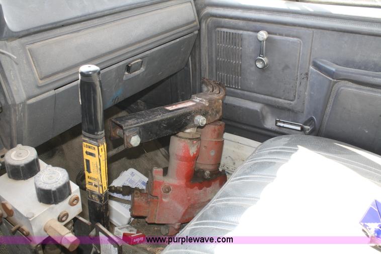 image for item A6981 1986 Ford F700 dump truck