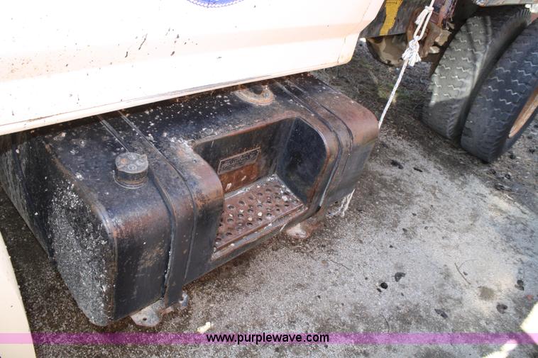 image for item A6981 1986 Ford F700 dump truck