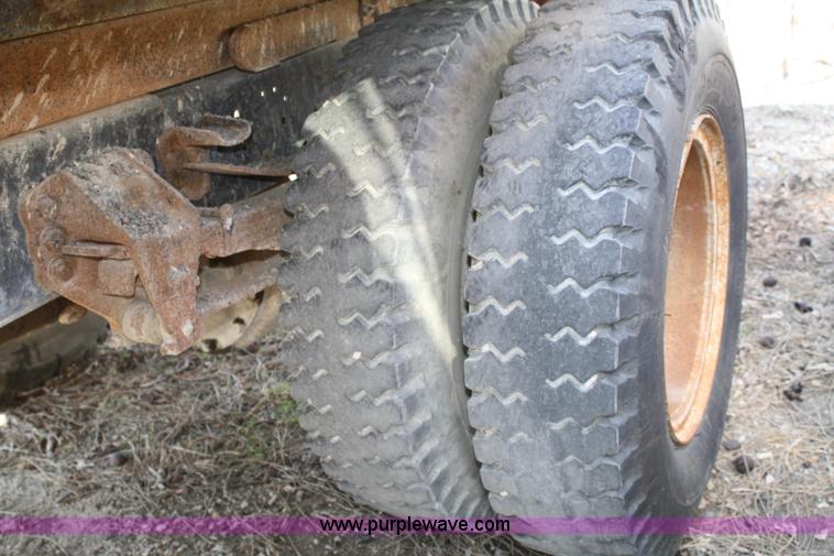 image for item A6981 1986 Ford F700 dump truck