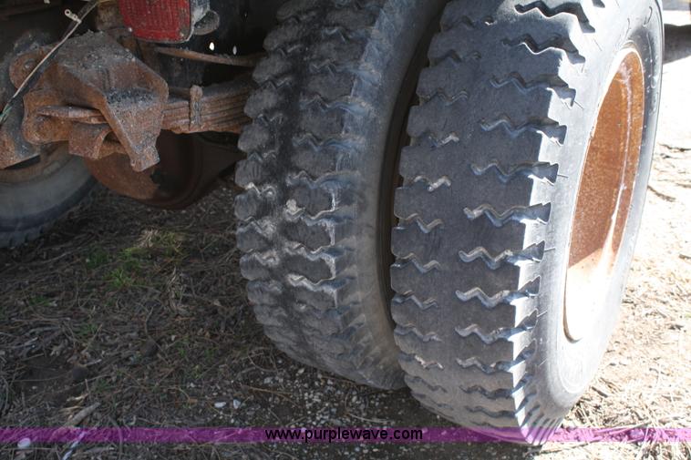 image for item A6981 1986 Ford F700 dump truck