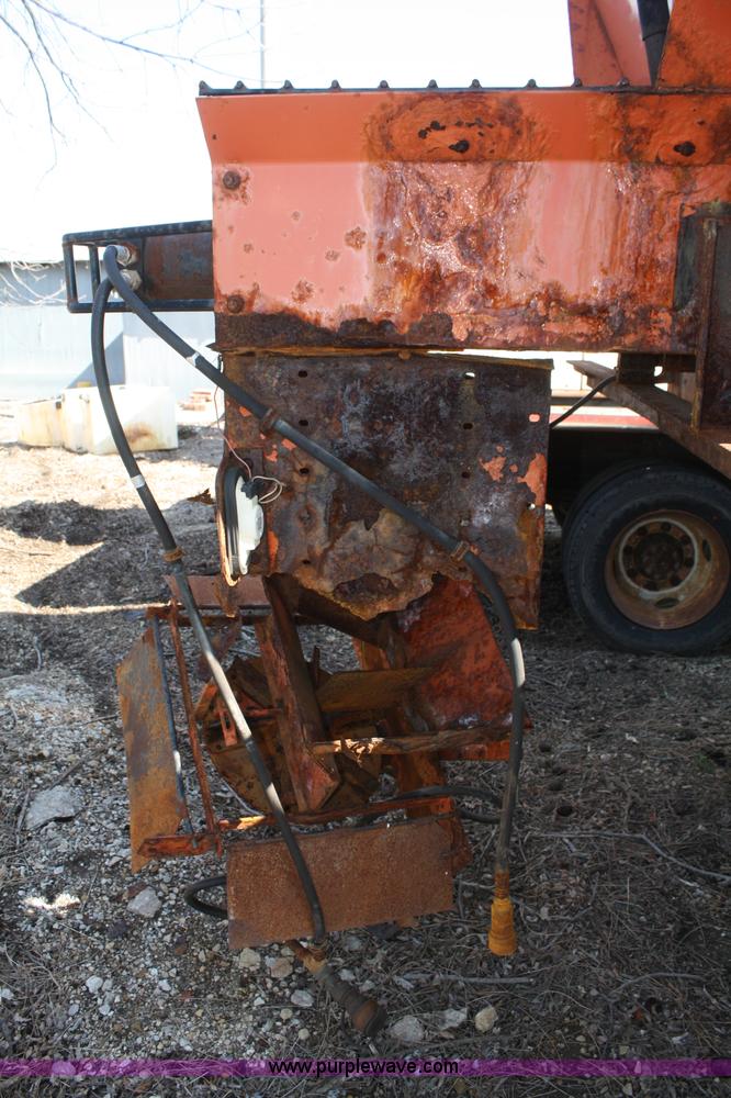 image for item A6981 1986 Ford F700 dump truck