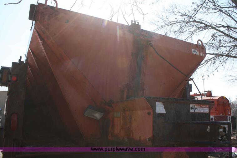 image for item A6981 1986 Ford F700 dump truck