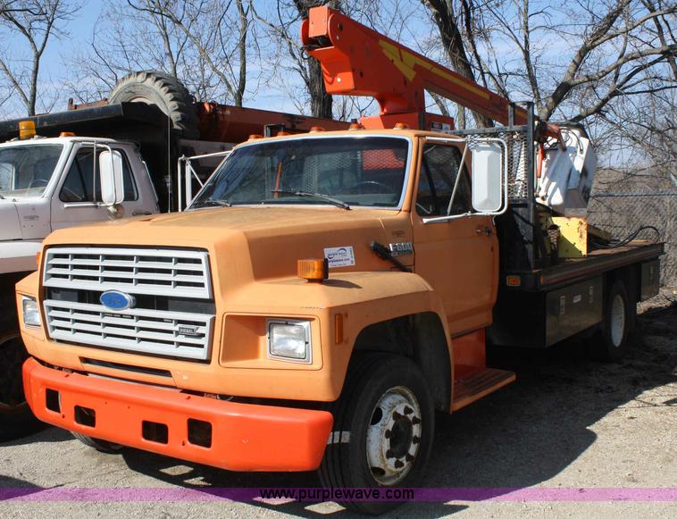 image for item A6982 1993 Ford F600 boom truck