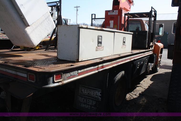 image for item A6982 1993 Ford F600 boom truck