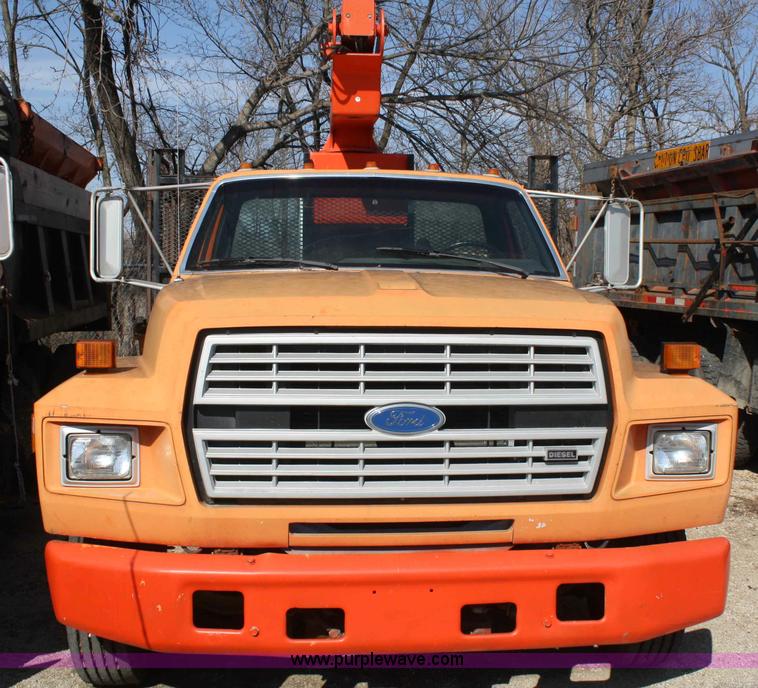 image for item A6982 1993 Ford F600 boom truck